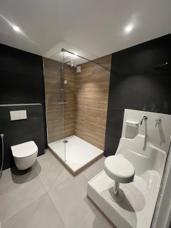 ♿🚿 Création de Salle de Bain PMR à Saint-Raphaël, Roquebrune-sur-Argens, Provence Thermo Fluide