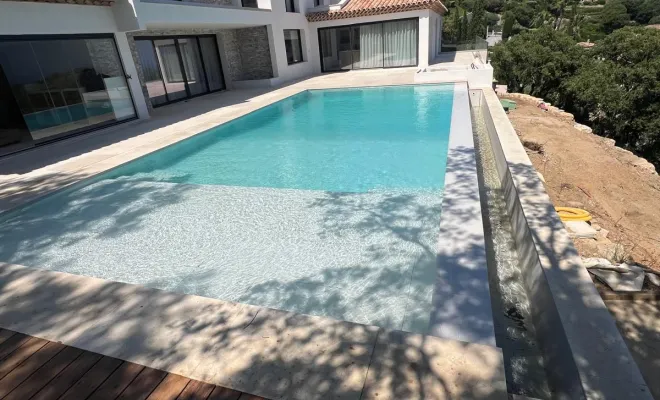 Création d'une piscine à débordement à Sainte-Maxime, Roquebrune-sur-Argens, Provence Thermo Fluide